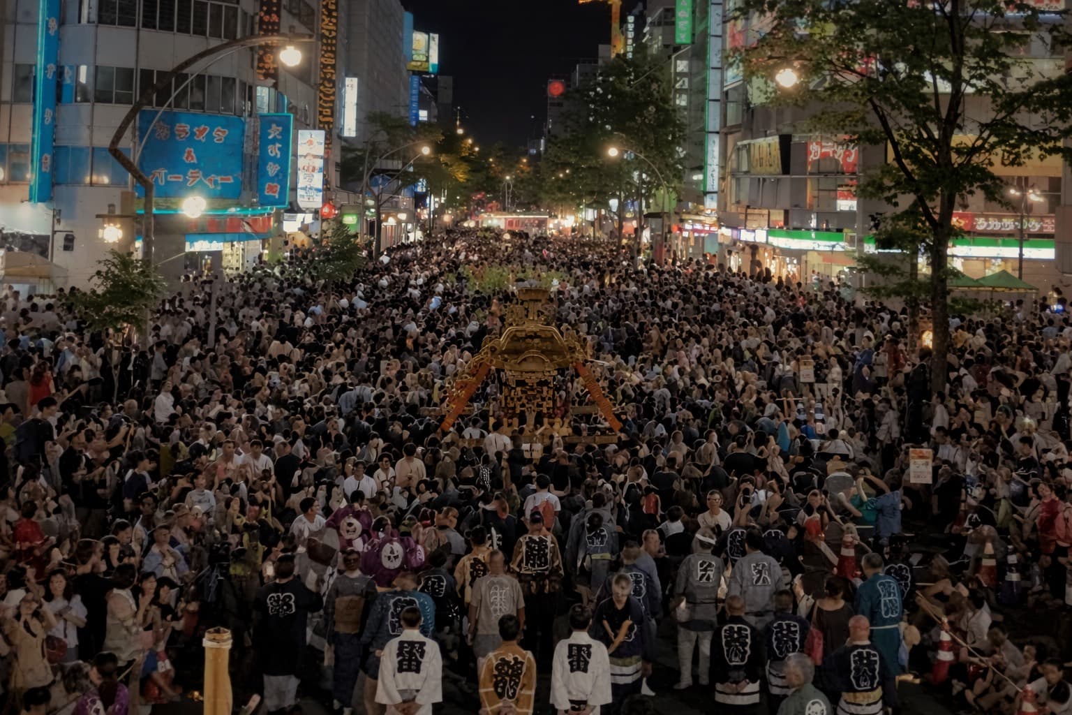 すすきの祭りの群衆
